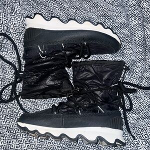 Size 8 lace up sorel shoes